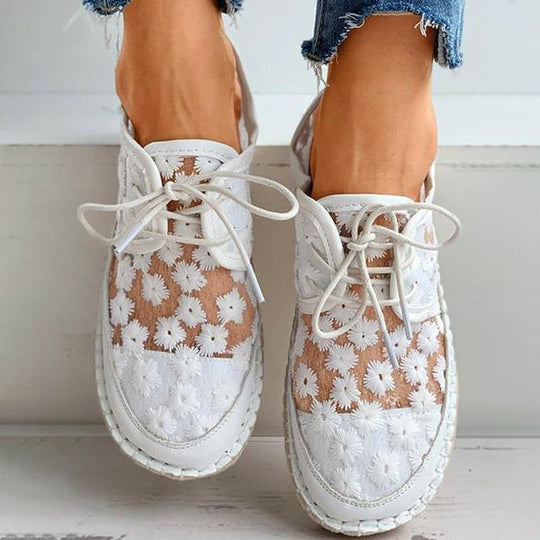 Bestickte Blümchen-Schuhe mit unterstützendem Fußbett – Lucine R&B