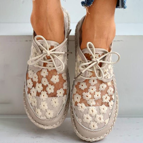 Bestickte Blümchen-Schuhe mit unterstützendem Fußbett – Lucine R&B