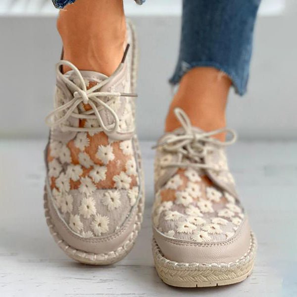 Bestickte Blümchen-Schuhe mit unterstützendem Fußbett – Lucine R&B
