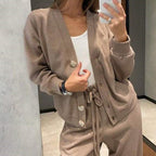 R&B | Zweiteilig: Strickjacke mit Knopfleiste und passender Hose