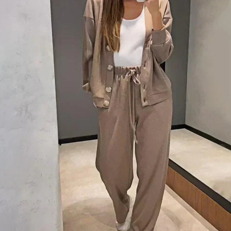 R&B | Zweiteilig: Strickjacke mit Knopfleiste und passender Hose
