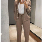 R&B | Zweiteilig: Strickjacke mit Knopfleiste und passender Hose