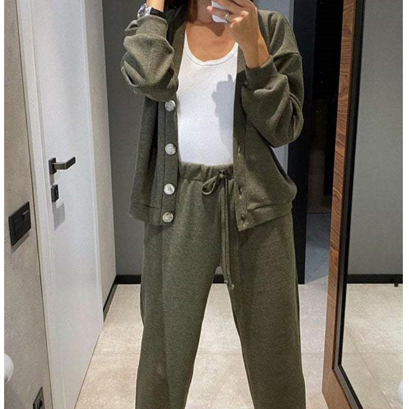 R&B | Zweiteilig: Strickjacke mit Knopfleiste und passender Hose