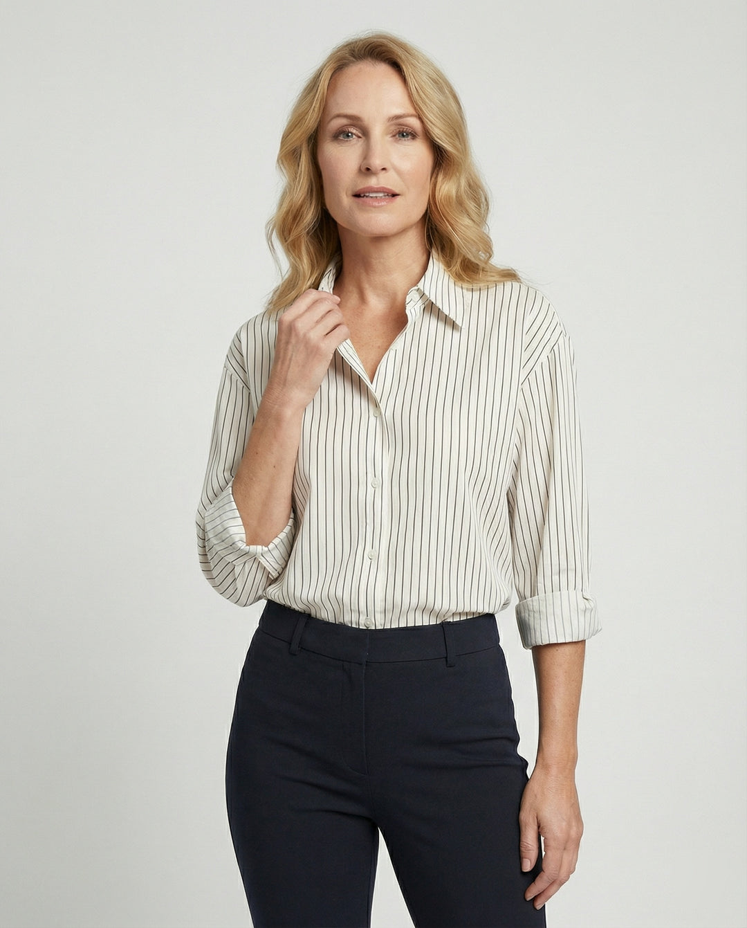 Damen Bluse mit feinen Streifen und Knöpfen
