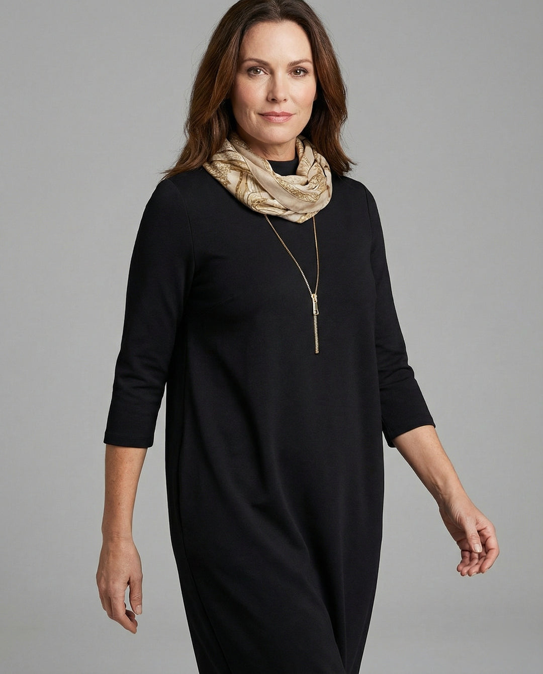 R&B | Einfarbiges Kleid mit Rundhalsausschnitt und Tasche