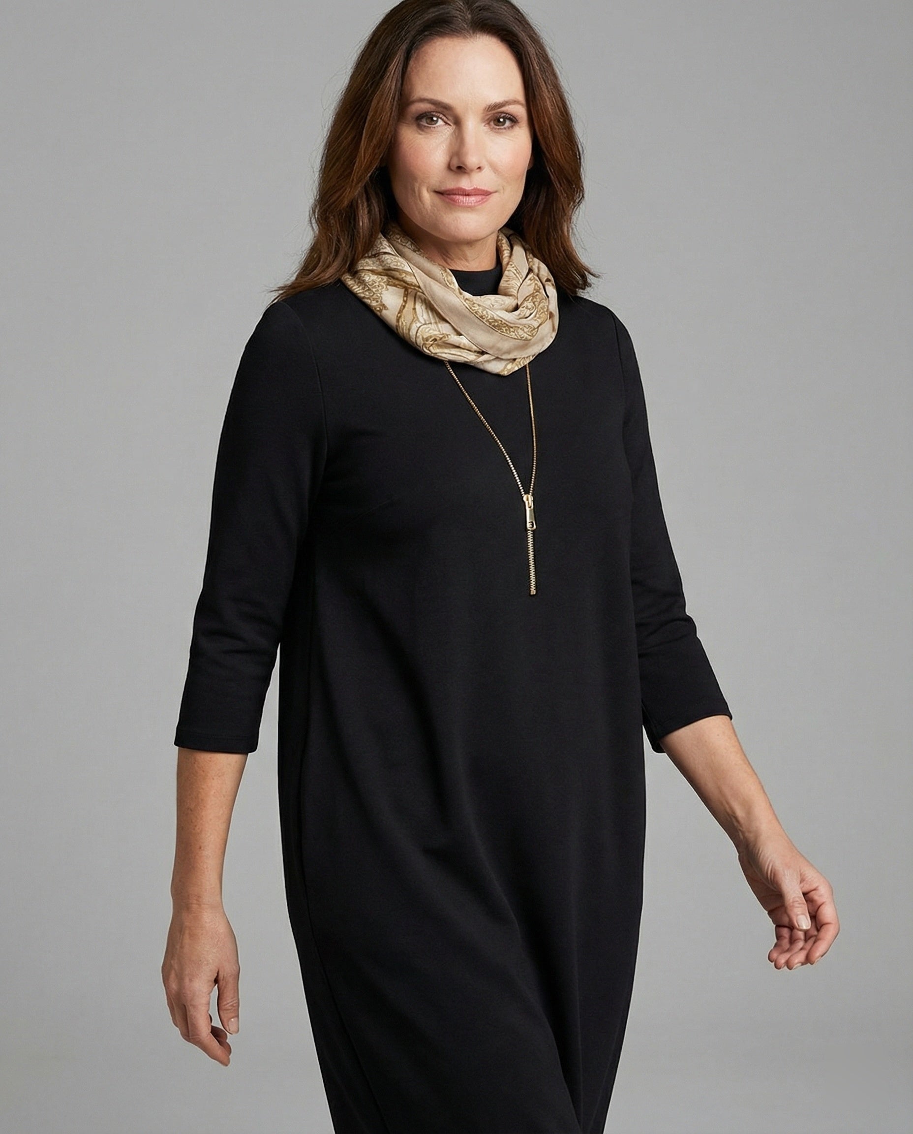 R&B | Einfarbiges Kleid mit Rundhalsausschnitt und Tasche