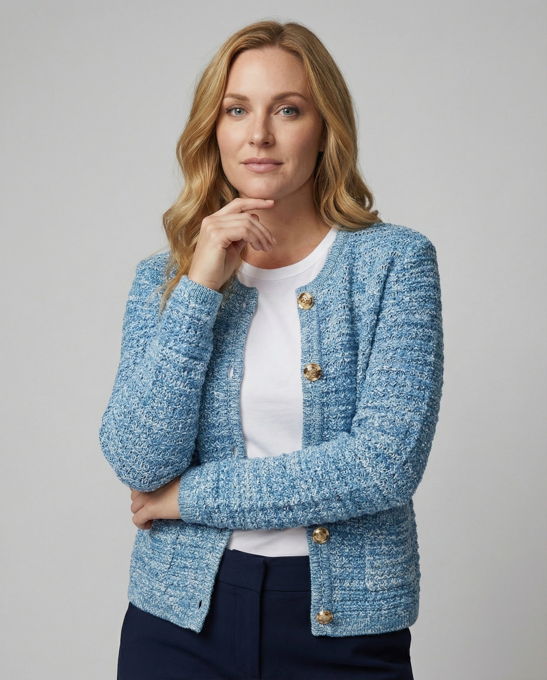 Strickjacke Damen elegant mit goldenen Knöpfen