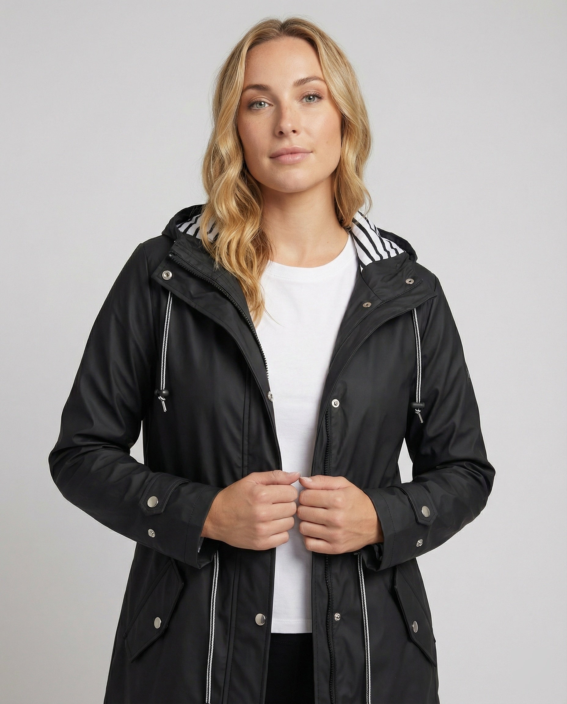 Wasserdichte Jacke mit Kapuze