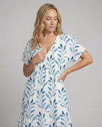 Luftiges Sommerkleid mit kurzen Ärmeln und Allover-Blattdruck