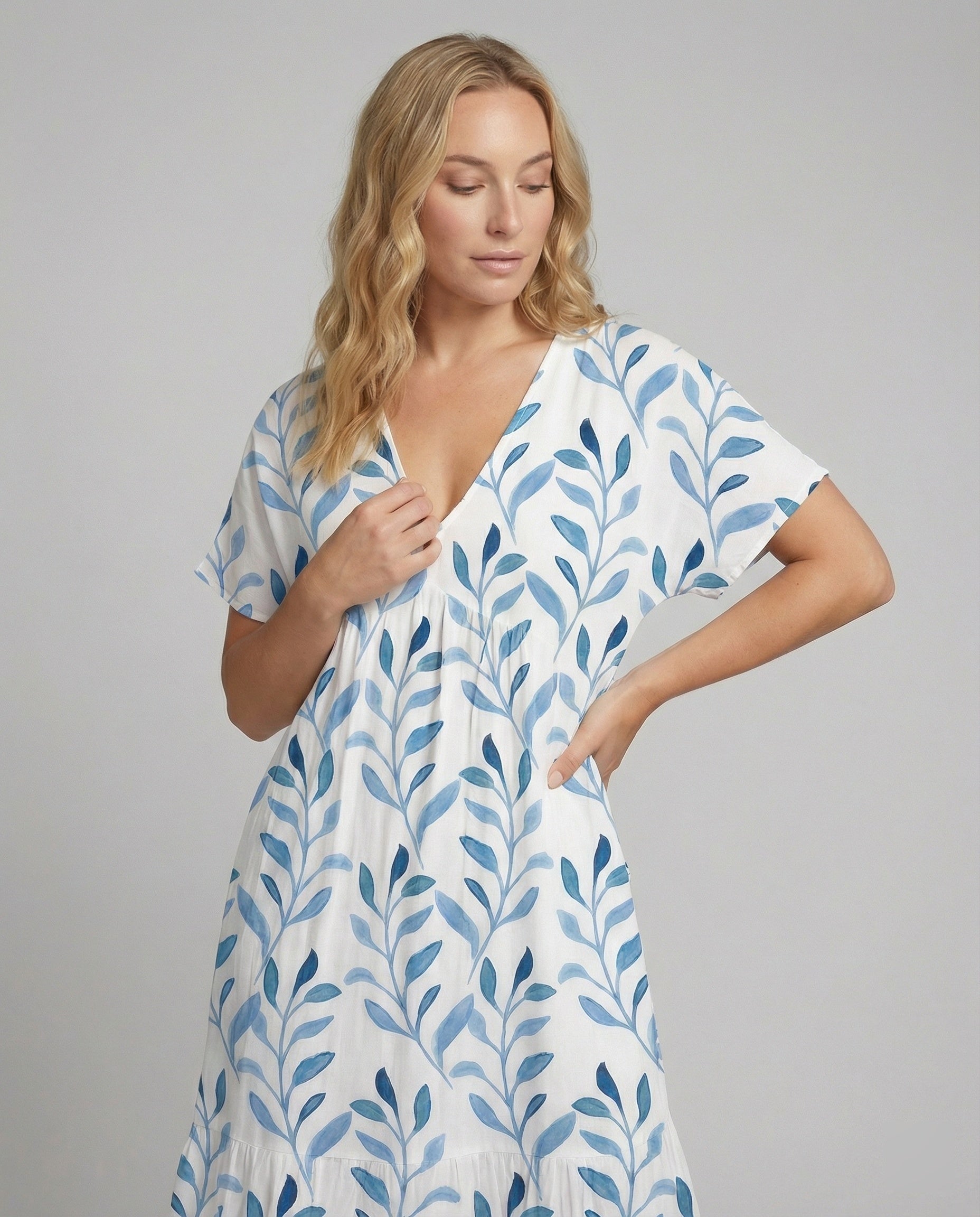 Luftiges Sommerkleid mit kurzen Ärmeln und Allover-Blattdruck
