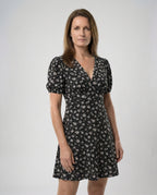 Damen Minikleid tailliert mit Puffärmeln