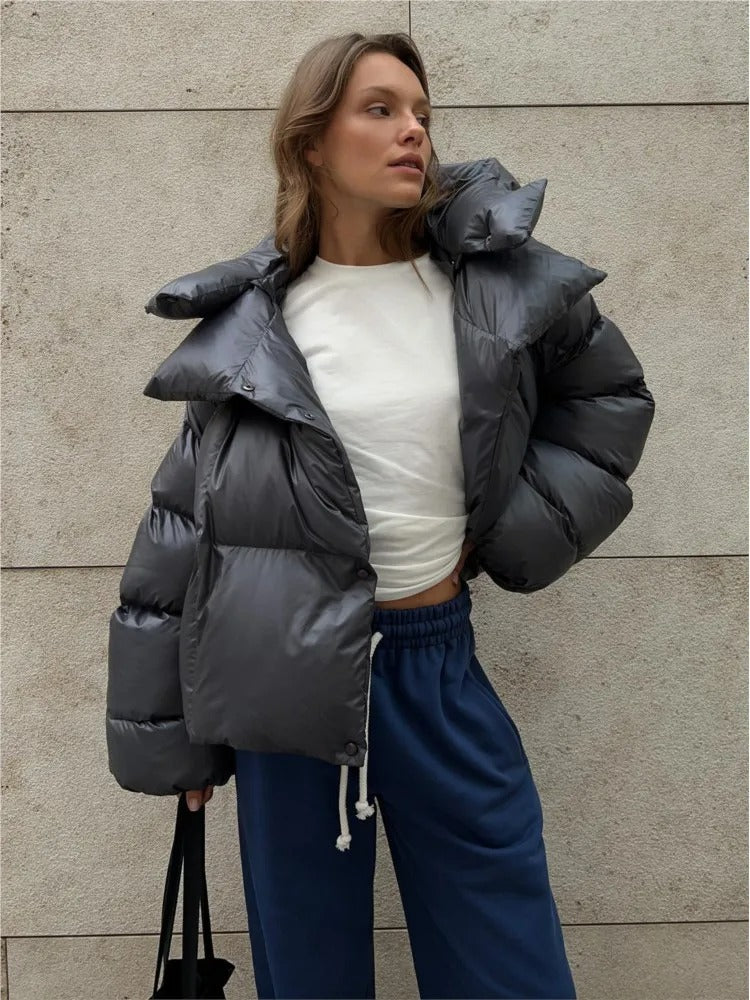 R&B | Kurze Daunenjacke aus Baumwolle mit Kapuze, ideal für kalte Tage