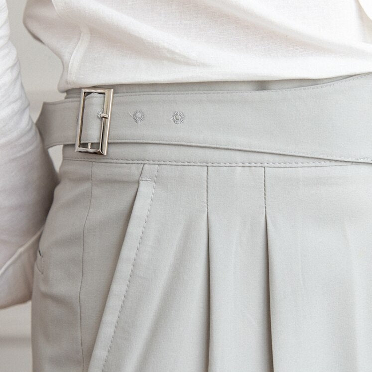 R&B Classic: Stilvolle Hose mit Schnalle