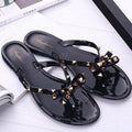Flip-Flop-Sandalen mit Schleifen und Nieten