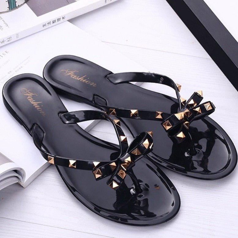 Flip-Flop-Sandalen mit Schleifen und Nieten