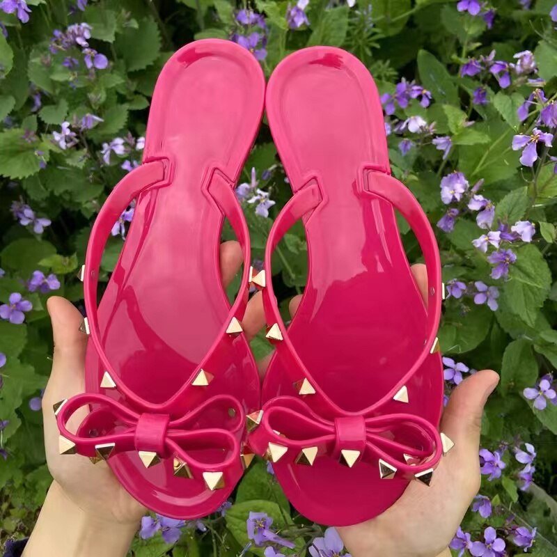Flip-Flop-Sandalen mit Schleifen und Nieten