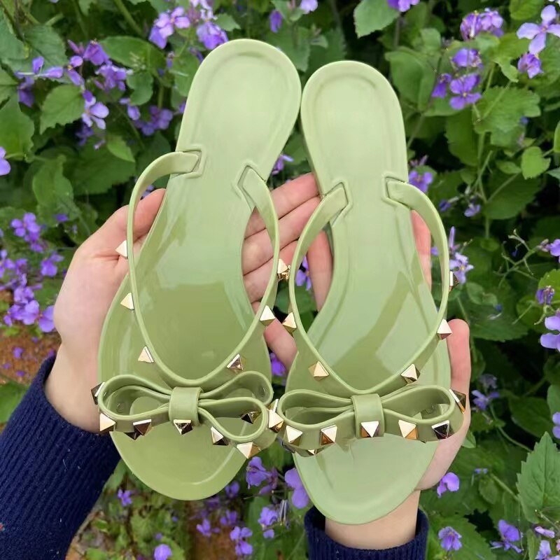 Flip-Flop-Sandalen mit Schleifen und Nieten