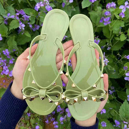 Flip-Flop-Sandalen mit Schleifen und Nieten