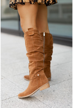 Hohe stiefel mit niedrigem Absatz